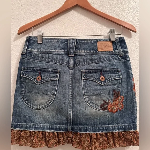 AMERICAN EAGLE Y2K Embroidered Denim Skirt with Floral Accents - Picture 2 of 5